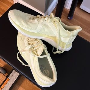 Lukulemon Blissfeel running shoe in yellow.